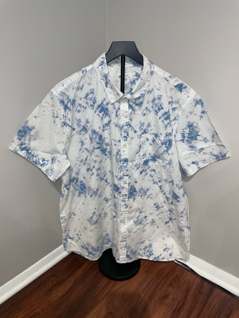 GAP Casual Blue and White Slim Short Sleeve Button Down. XL